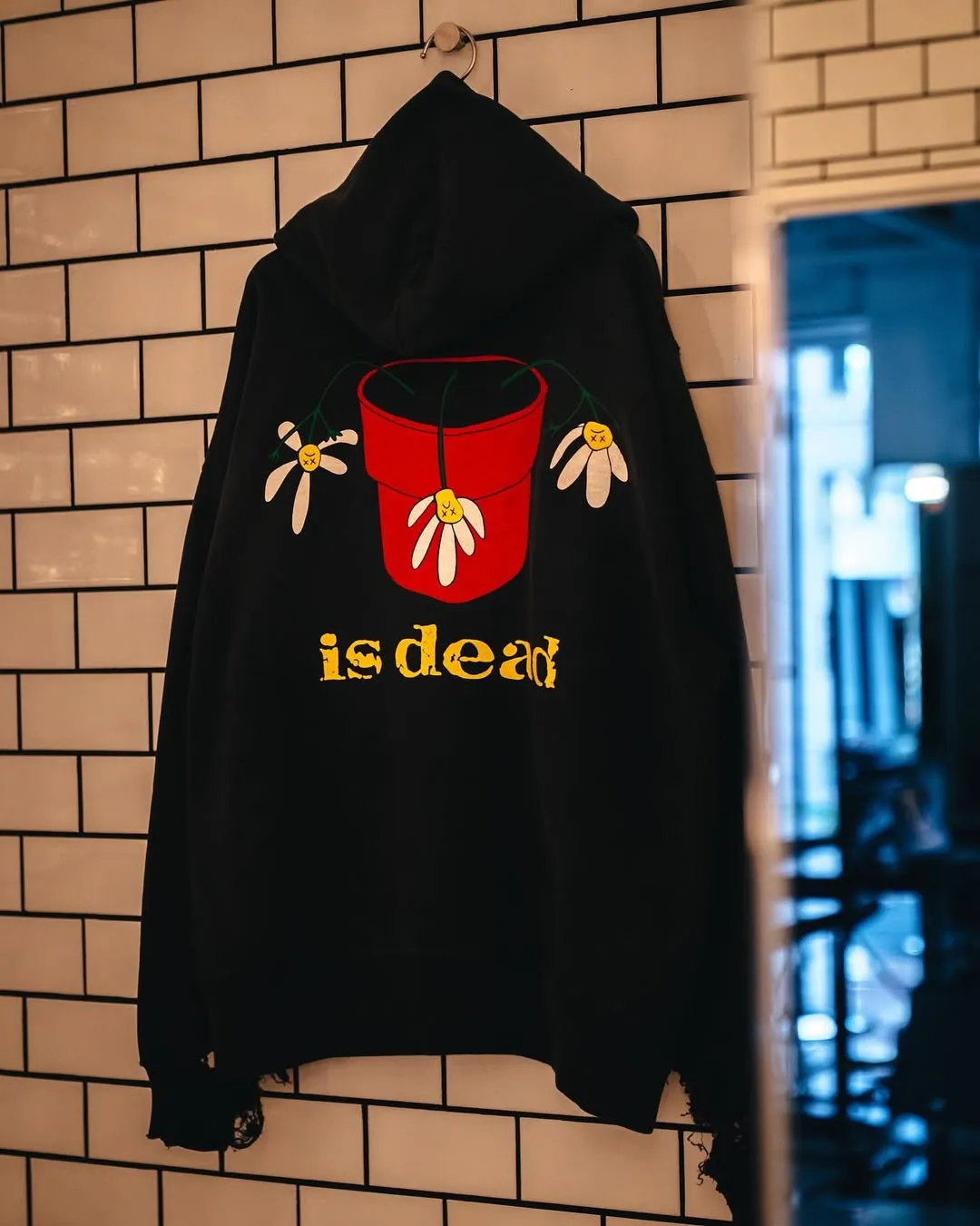 SAINT Mxxxxxx × DE LA SOUL DLS_HOODIE/DE LA SOUL/BLK DE LA SOUL co-branded potted plant destruction hoodie, washed black S-XL, a very important hoodie this season. It embodies the brand philosophy through the humorous potted plant and slogan design. In addition, through a large number of hand-made fraying, cutting and other damage processing, as well as heavy washing and oxidative fading treatment, a perfect Vintage effect is created. Original mold opening Customized co-branded main mark and wash water mark, correct version